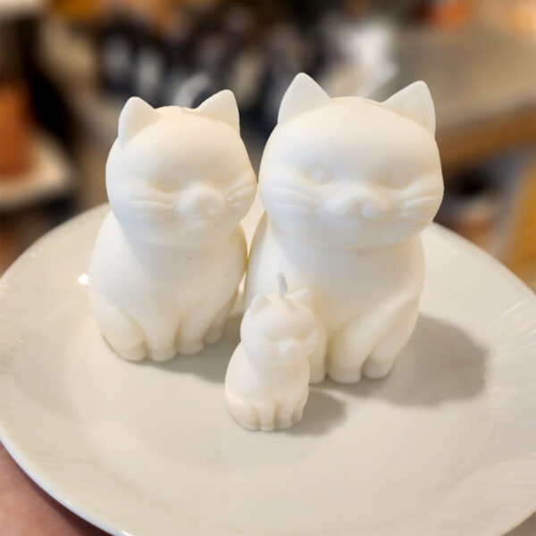 Deze kaars in de vorm van een Katje van "MY-light ecocandles" is hand gegoten en gemaakt van Raapzaad Was. Raapzaad Was brandt schoner dan paraffine kaarsen, is vegan en is biologisch afbreekbaar.